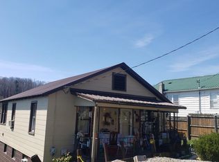 135 9th St, Mount Hope, WV 25880