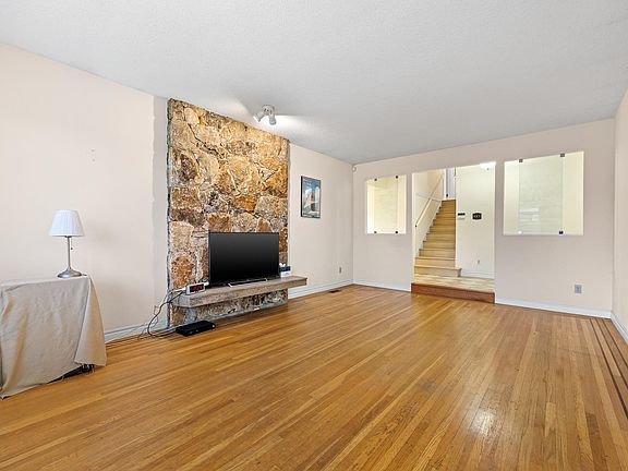4th image of 10760 Seamount Rd