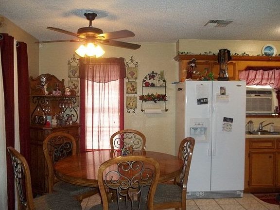 3rd image of 444 Lampasas St