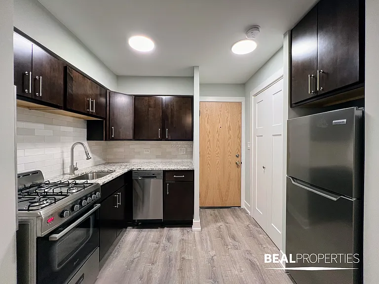 445 W Barry — Photo 52