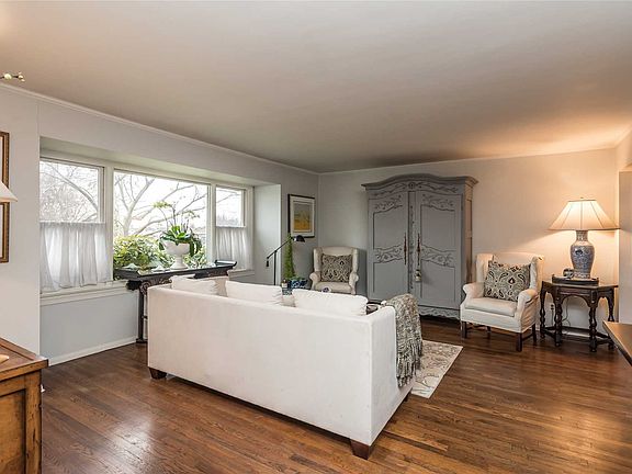 3rd image of 844 Regent Dr