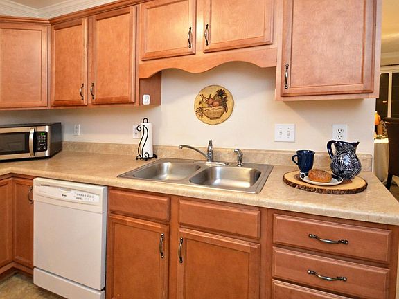 5th image of 623 Wyndhurst Dr Unit 4