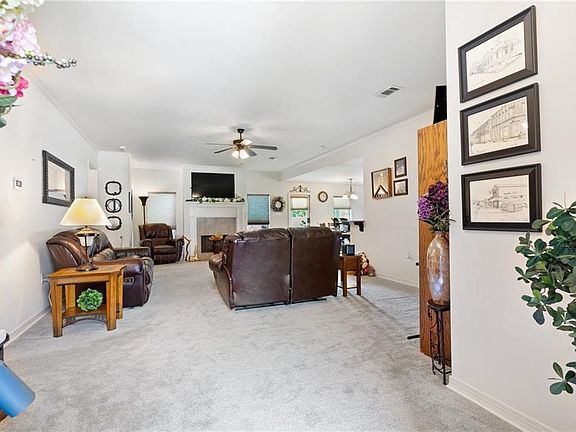 4th image of 155 Autumn Woods Dr