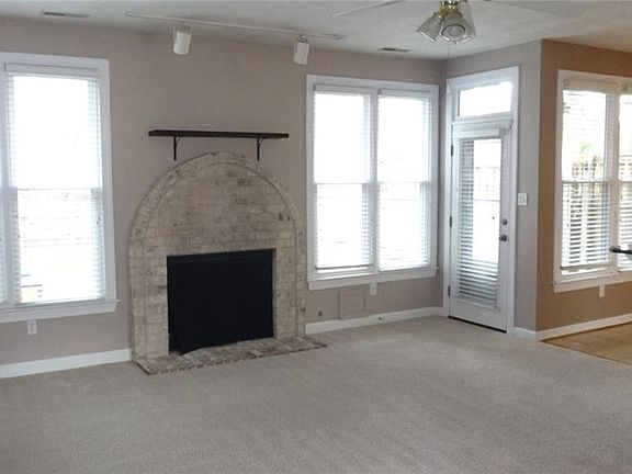 3rd image of 916 Shoal Creek Trl