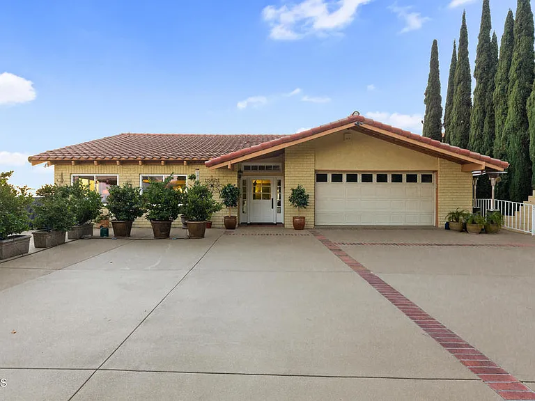 1234 E Tujunga Ave — Photo 2