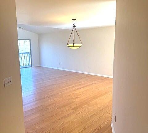 3rd image of 500 S Edwards Blvd