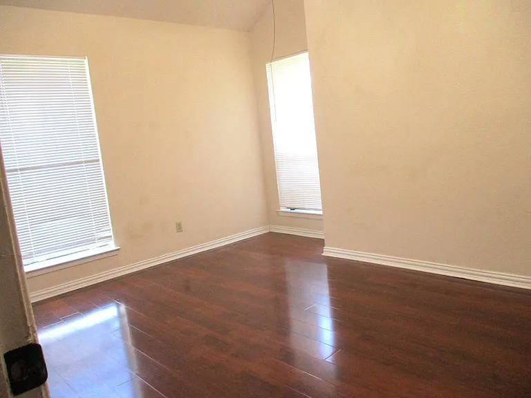 203 Yorkshire Ct — Photo 26