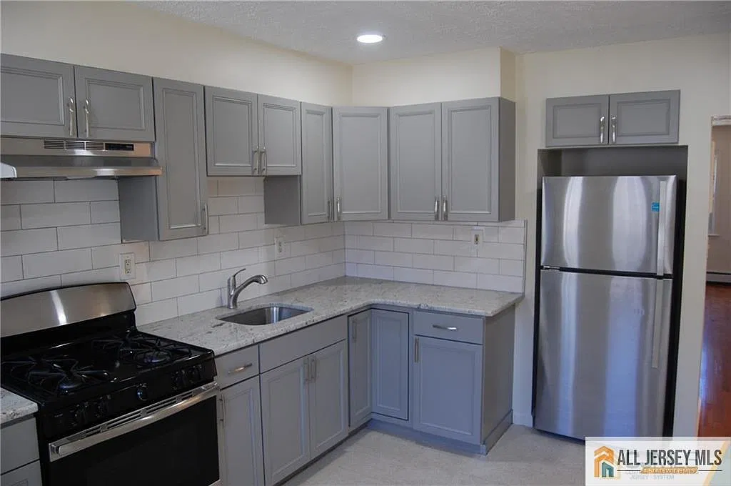 2 bed, 1.0 bath, $2,100 — Photo 3
