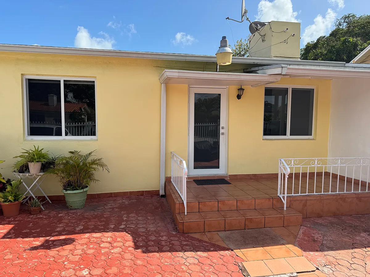Building Photo - 1640 SW 20th St #1
