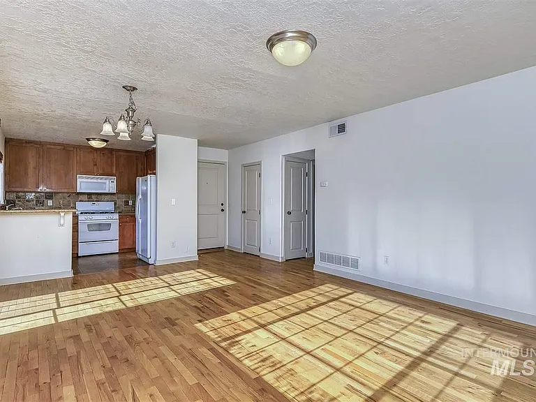 420 W Village Ln — Photo 7