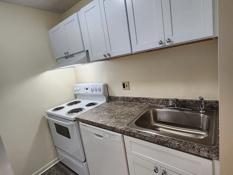 18 Stratton Ct #18 — Photo 3