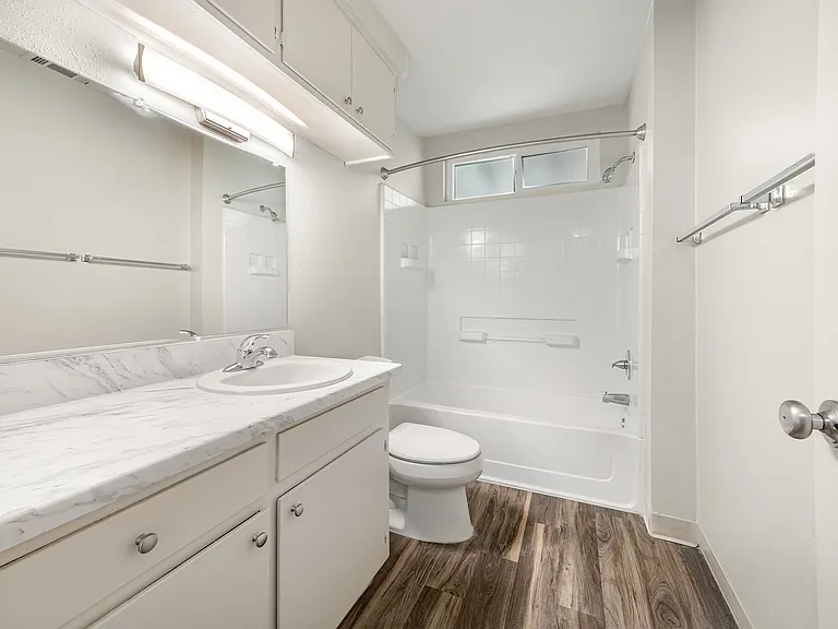 Lassen Villa Apartments — Photo 35