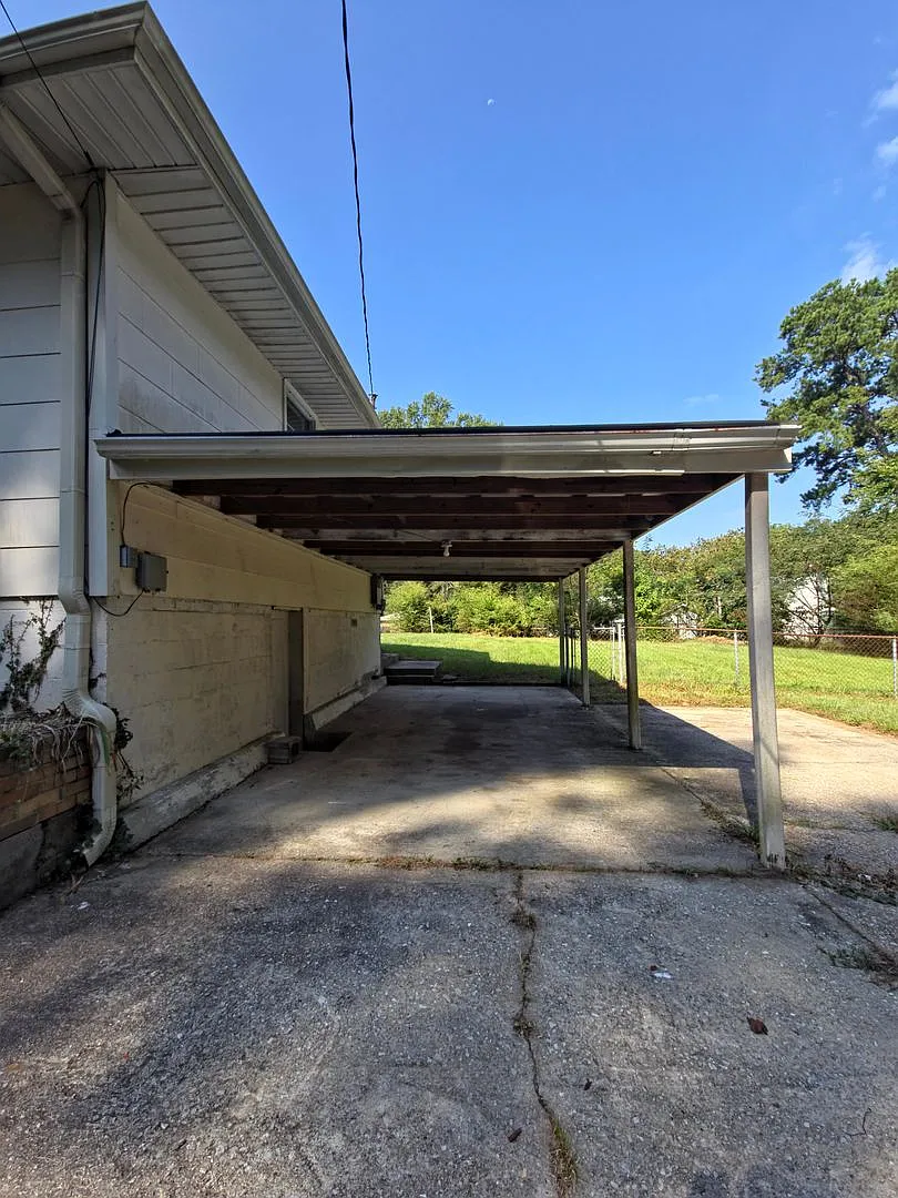 Charming 3BR/1BA Cottage with Spacious Yard — Photo 3