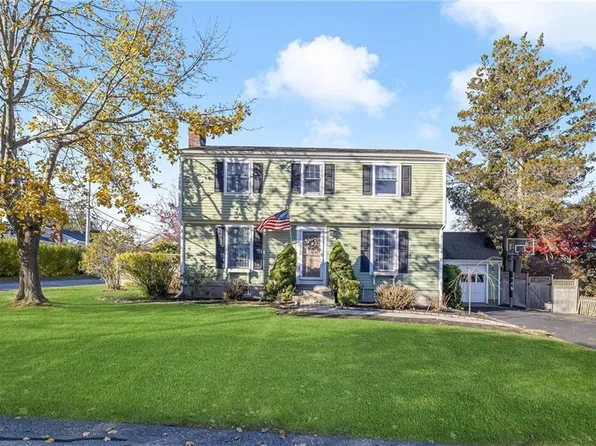 29 Willow Ave, Middletown, RI 02842