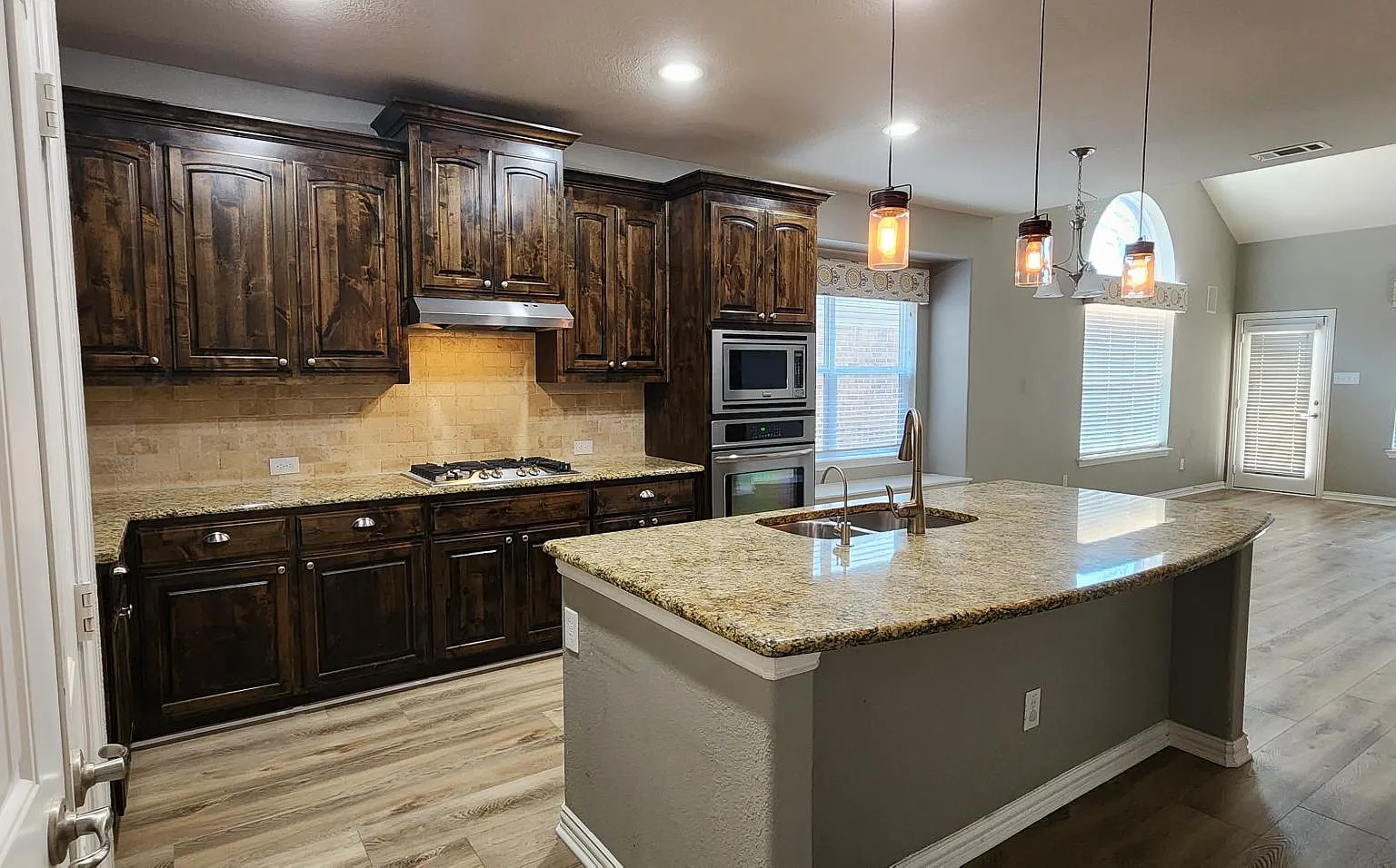 2341 Fountain Gate Dr — Photo 3