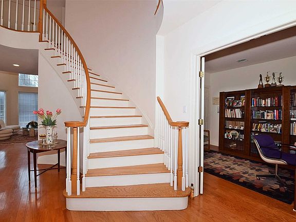 3rd image of 184 Montecito Cres