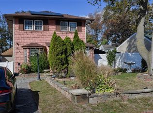 76 E Hollywood Ave, Lindenhurst, NY 11757
