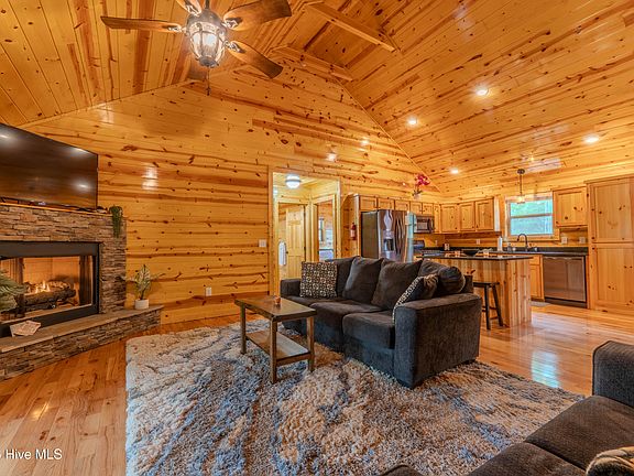4th image of 122 Woodcrest Drive