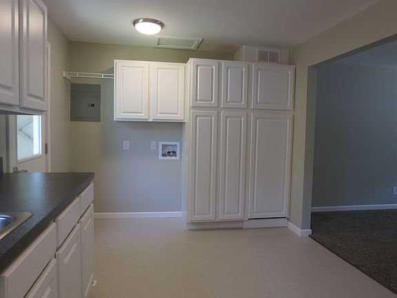 5th image of 207 E 19th St