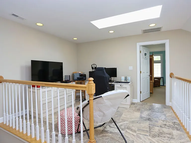 323 Columbia Pl NE — Photo 4