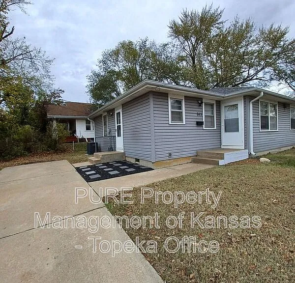 643 SW Oakley Ave — Photo 1