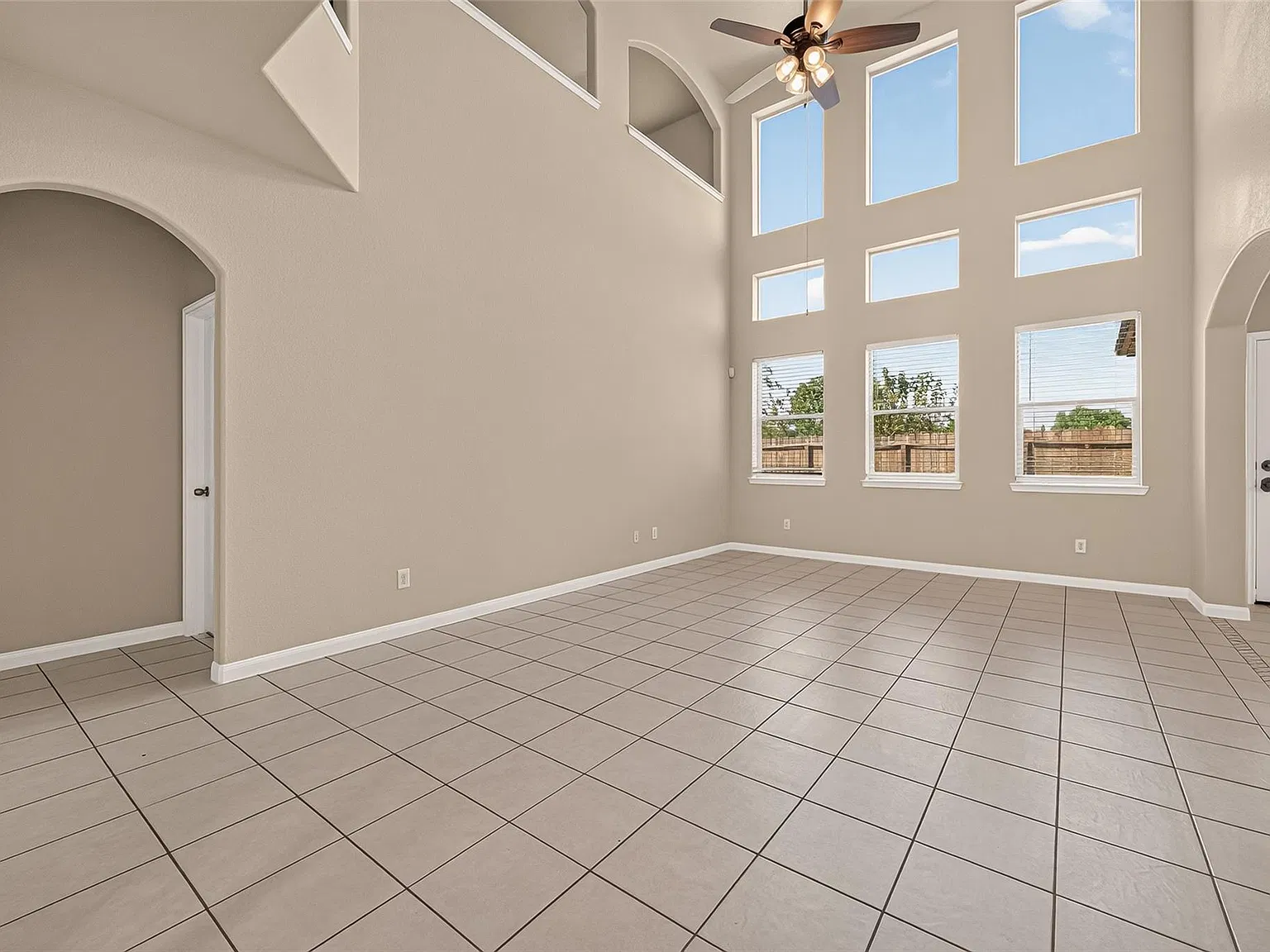 4 bed, 3.5 bath, 2700 sqft, $2,600 — Photo 3