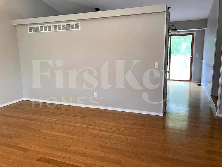 1037 Pegasus Cir — Photo 3