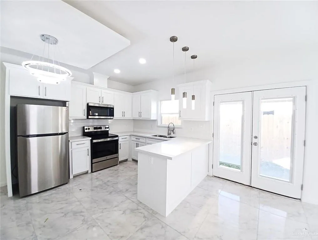2 bed, 2.0 bath, 934 sqft, $1,050 — Photo 2
