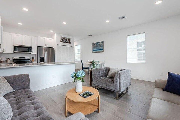 1st image of 2677 Hiawatha Ave