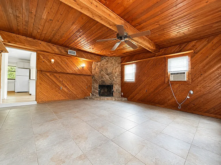 1070 Lee Ave — Photo 10
