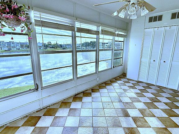 3rd image of 3082 Oakridge U