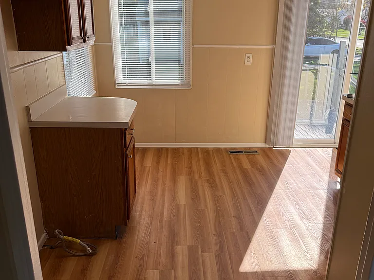 28585 Maplewood St — Photo 3