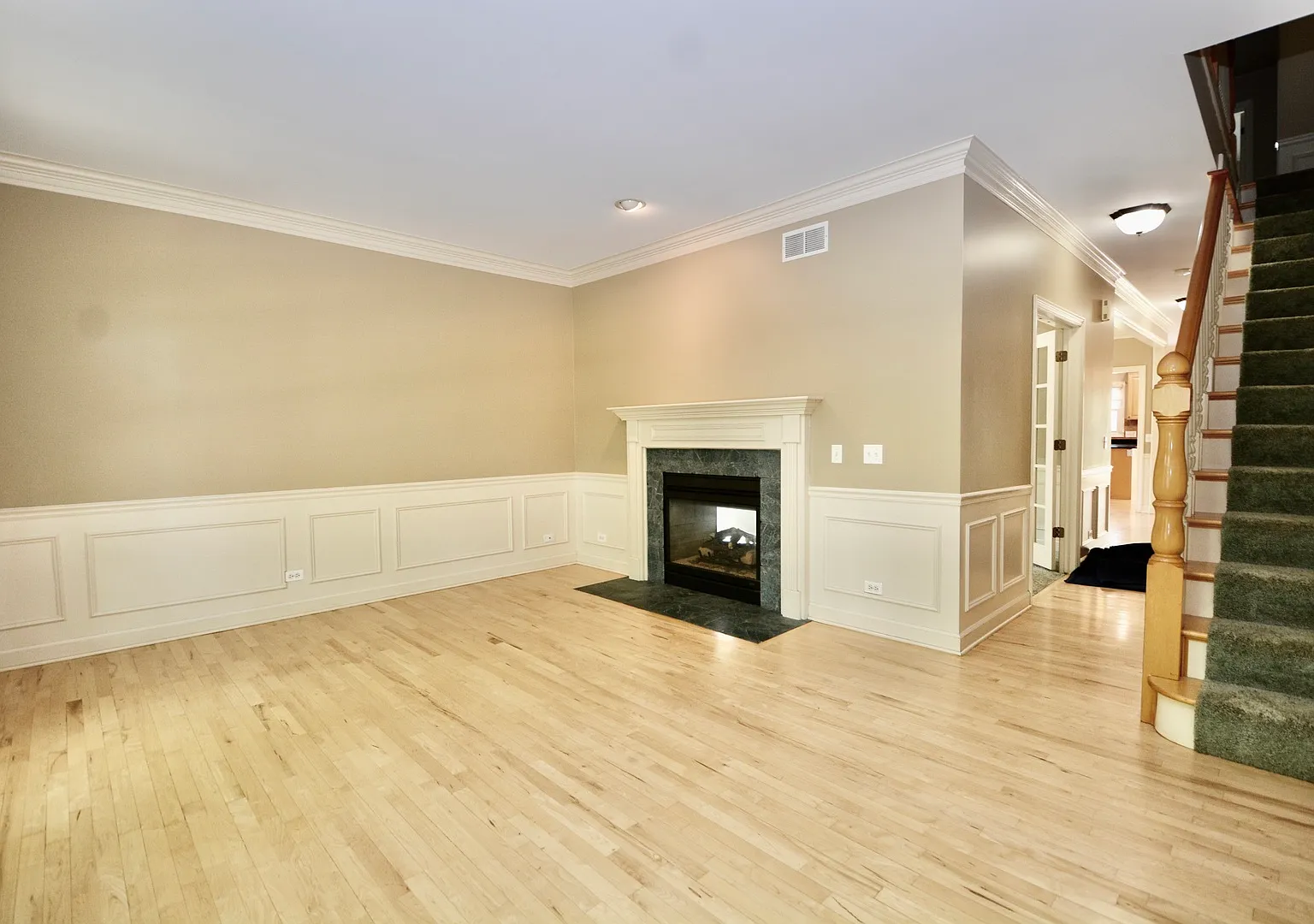 3 bed, 3.5 bath, 3000 sqft, $3,950 — Photo 4