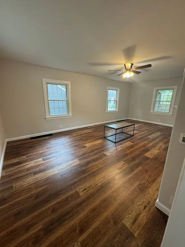 3 bed, 2.0 bath, 1426 sqft, $2,400 — Photo 2