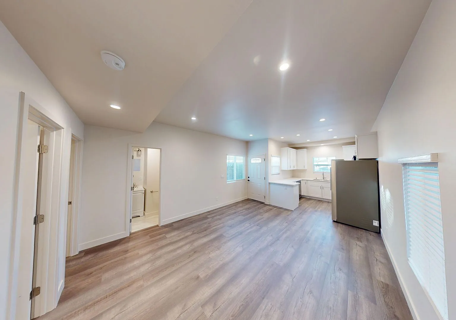 4BD/2BA on East Falls! Rooftop Deck! Amazing Views! — Photo 2