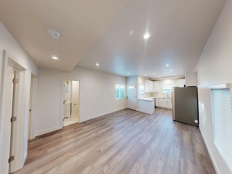 5106 E Falls View Dr — Photo 2
