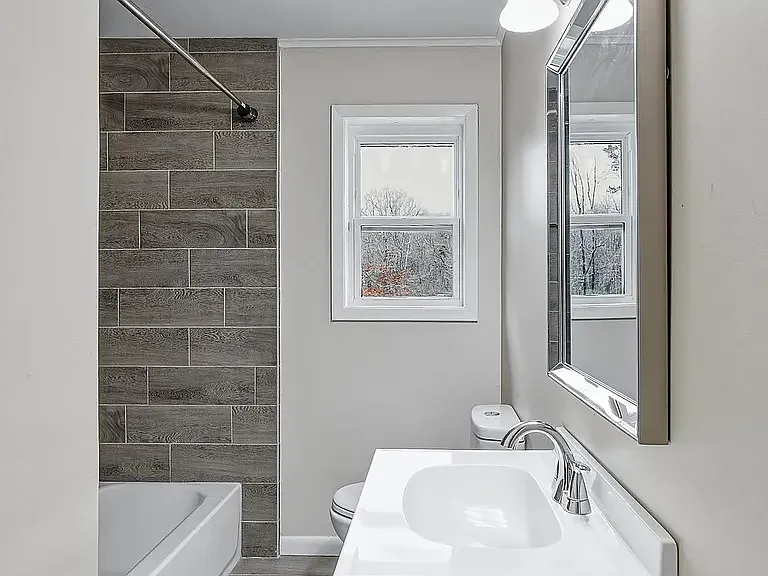 1304 Lewis St — Photo 9