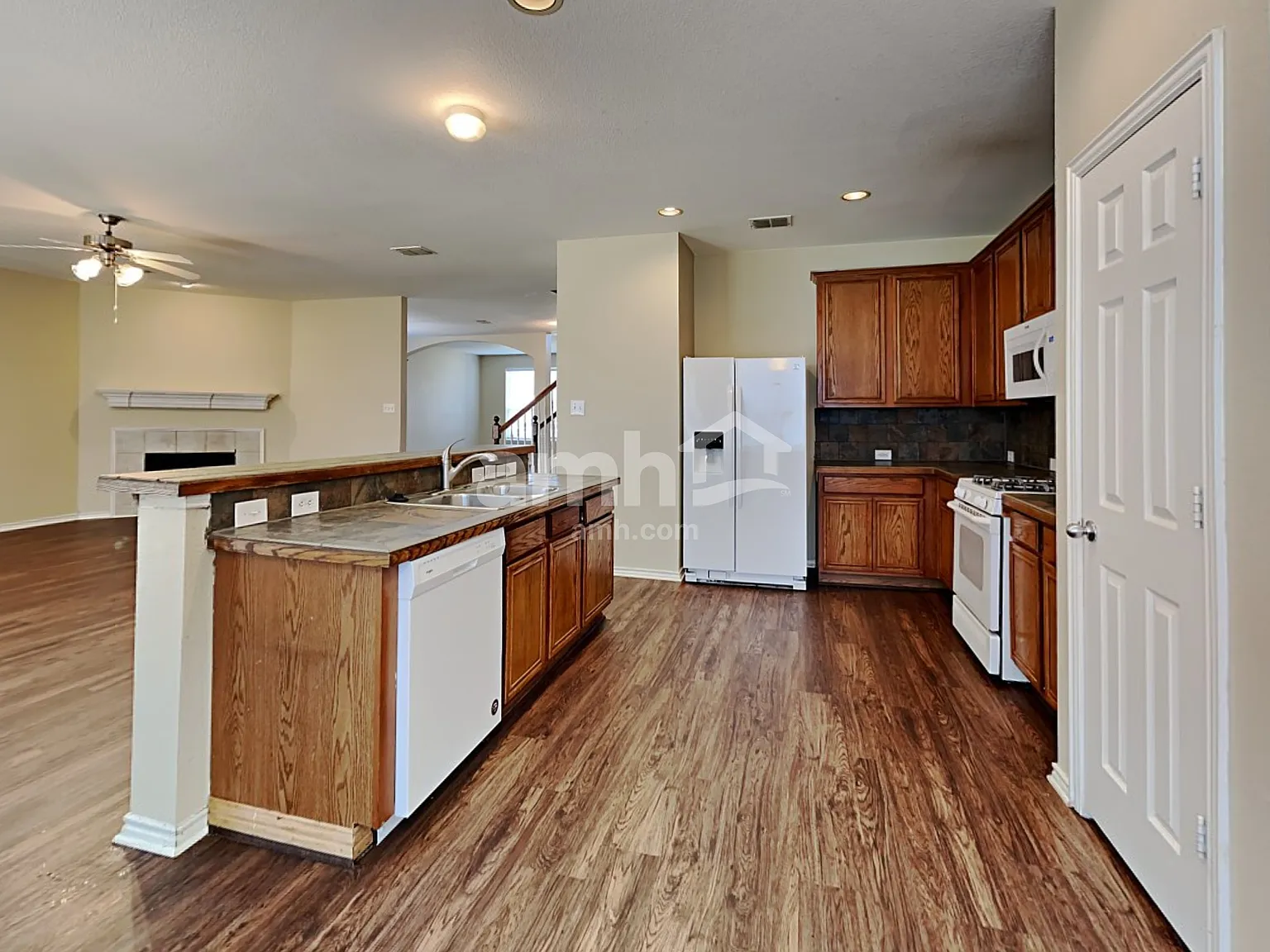 5 bed, 3.0 bath, 2820 sqft, $3,005 — Photo 4