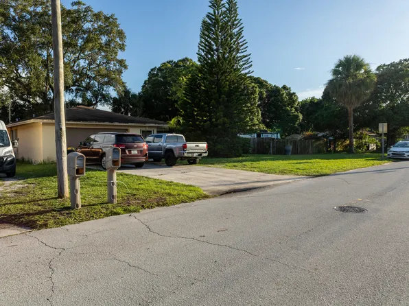 805 Ixoria Avenue, Fort Pierce, FL 34982