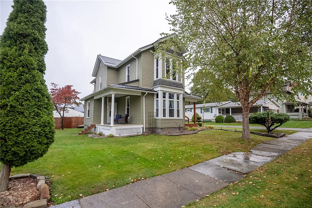 18 Chambers Ave photo 1