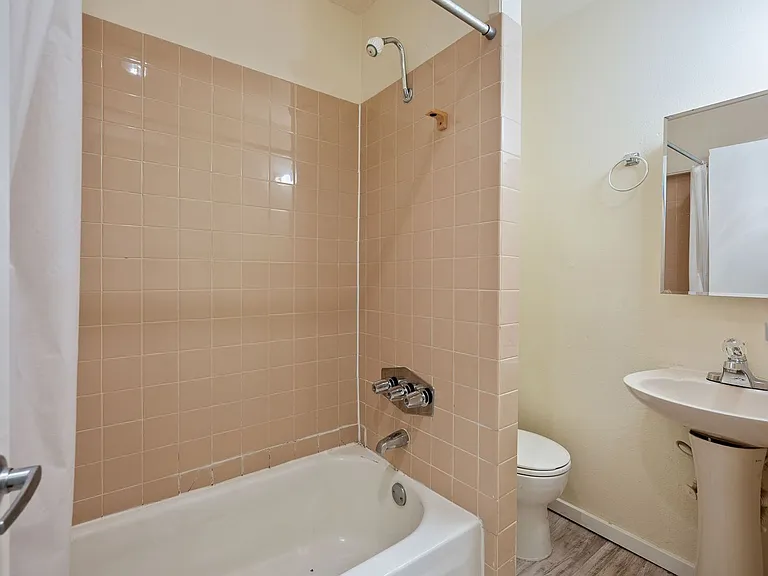 Abbottsford Apartments — Photo 123