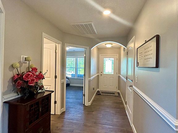 4th image of 203 Thorn Creek Dr
