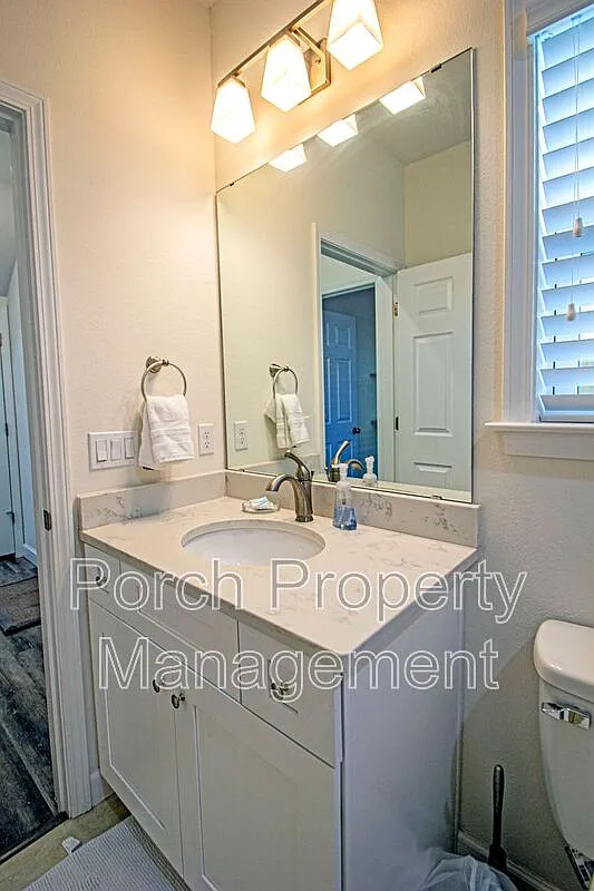 3 bed, 3.0 bath, 1216 sqft, $2,500 — Photo 4