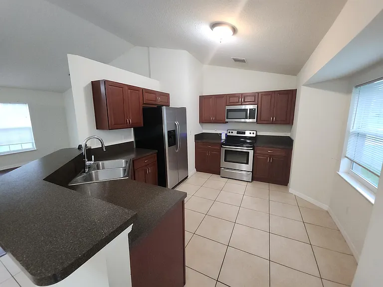 842 SE Walters Ter — Photo 8