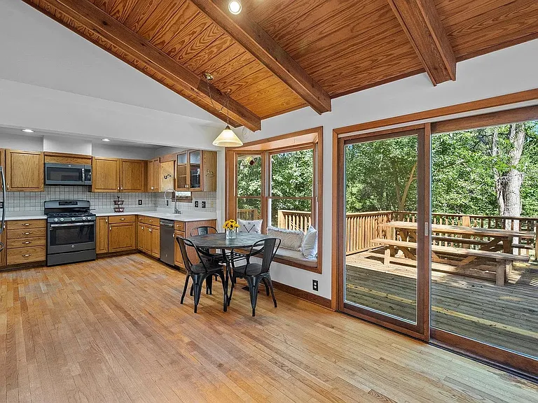 1210 Holly Creek Ln — Photo 6