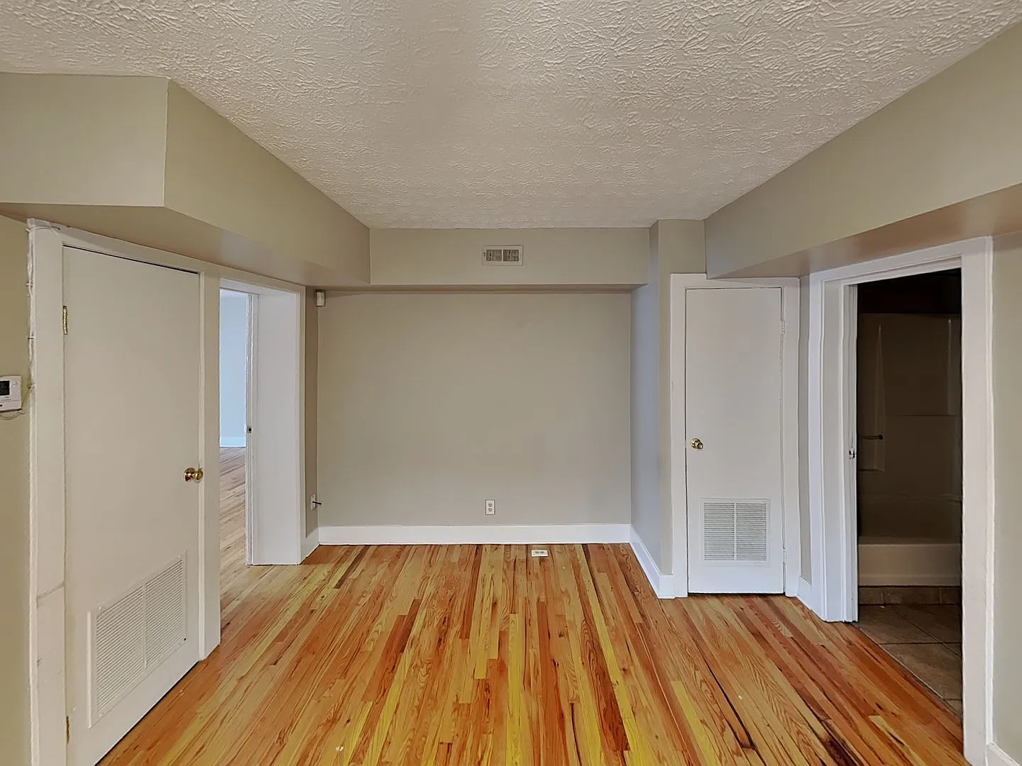 2 bed, 1.0 bath, 700 sqft, $1,099 — Photo 2