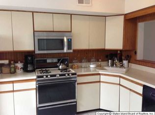 20 Caswell Ln, Staten Island, NY