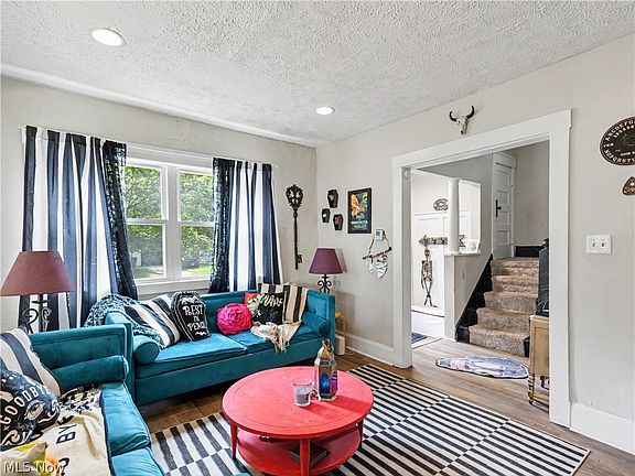 3rd image of 498 Watson St
