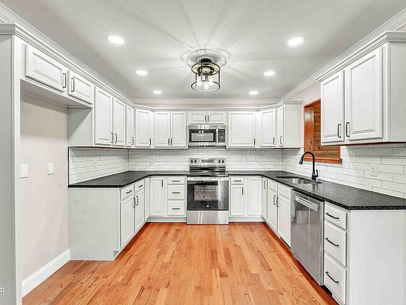 3rd image of 334 Amolee Ln