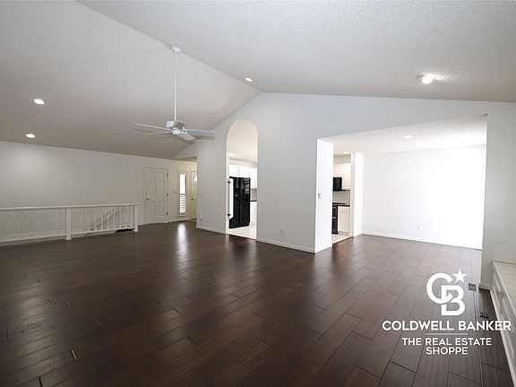 5th image of 2113 Center St APT 2